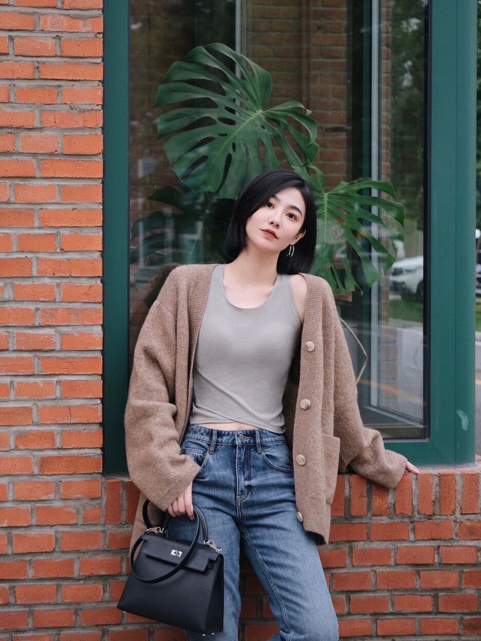 针织开衫|秋天，牛仔裤怎么穿才高级？和针织衫或背心搭配减龄洋气，超好看