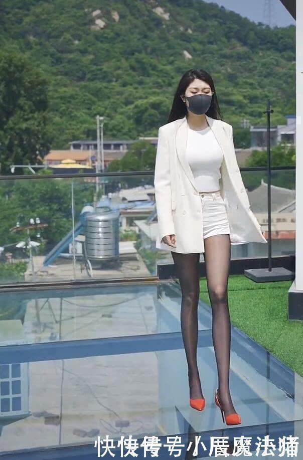 精致|时尚街拍,美女短裤黑丝配高跟鞋,展示高级精致感