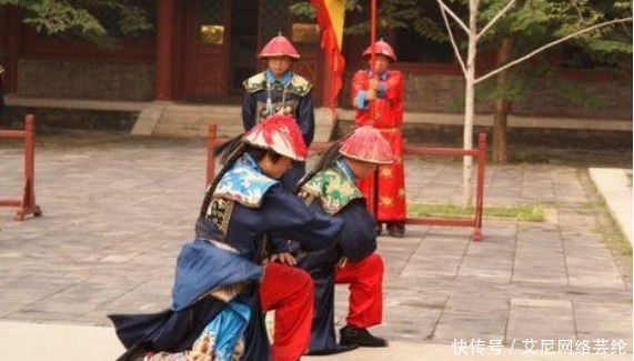 袖子|为啥清朝大臣下跪前都要拍一拍袖子?这一举动代表着什么