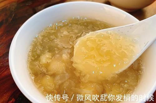 雪梨银耳羹|煮银耳时,别只会傻傻的泡水少了这一步,银耳煮再久也不会出胶