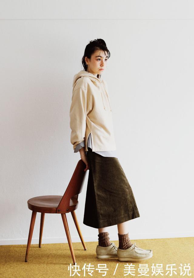 人手一件的经典款卫衣，打造不过时的单色系优雅造型