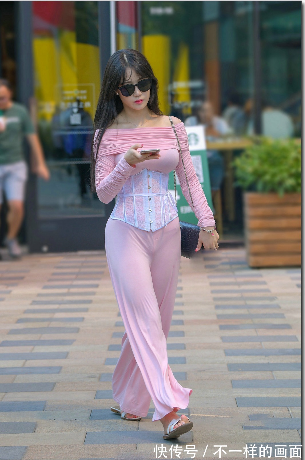 穿衣搭配|街拍:姑娘这衣服不单单是贴身了,简直就是诱惑!