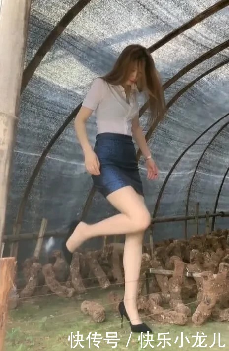 格格不入|一身白领的造型,与乡村的风景格格不入?