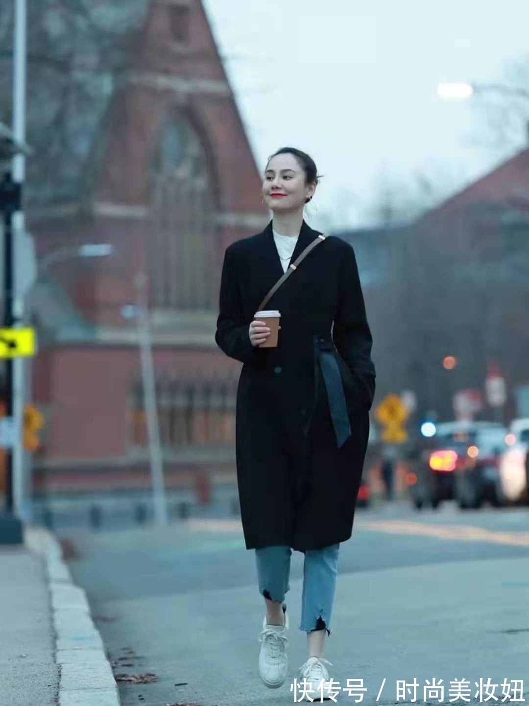 百搭|新年有这件黑大衣就够,显气质又百搭,普通人都能穿出高级感
