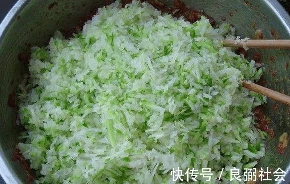 冬天吃饺子，韭菜猪肉靠边站，用此菜包饺子鲜香多汁，快来学着做