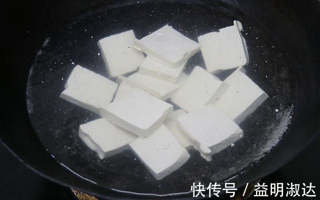 1条钳鱼,加1块豆腐,天冷了就这样吃,嫩滑鲜美,营养又暖和