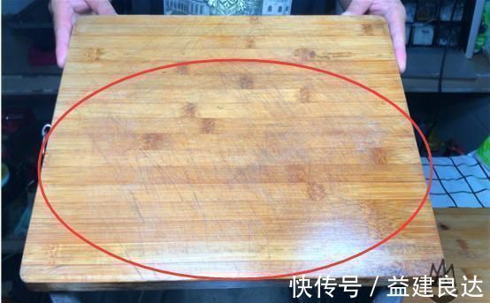 菜板脏了,万万不可用洗洁精洗,教你一招,立马干净如新还不发霉
