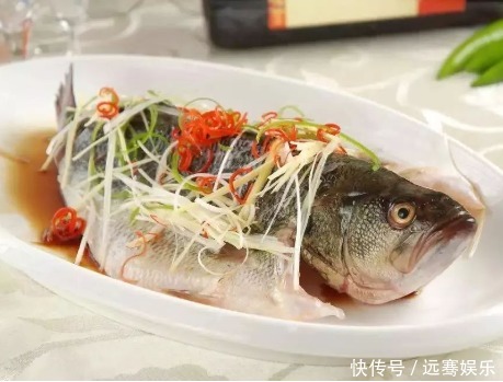 清蒸鲈鱼时,只加葱姜是不对的,用上1招,鲈鱼鲜香入味还不腥