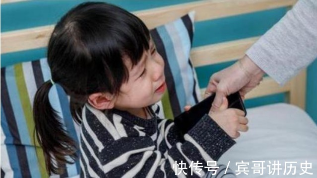 家长|和爸爸火车站走散后,4岁儿子“神操作”征服众人,网友不如他