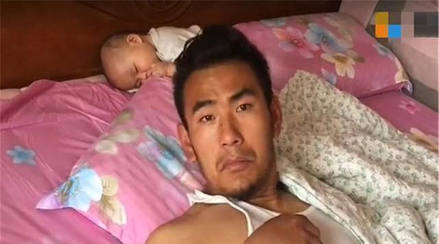 宝宝|奶爸带娃睡觉，醒来没看到娃，放大爸爸的表情，忍不住笑出声