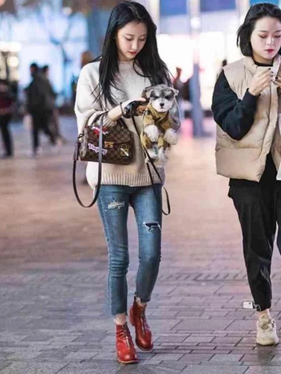 街拍:倾城倾国的美女,清凉上衣配黑色裤子,时尚又显大气