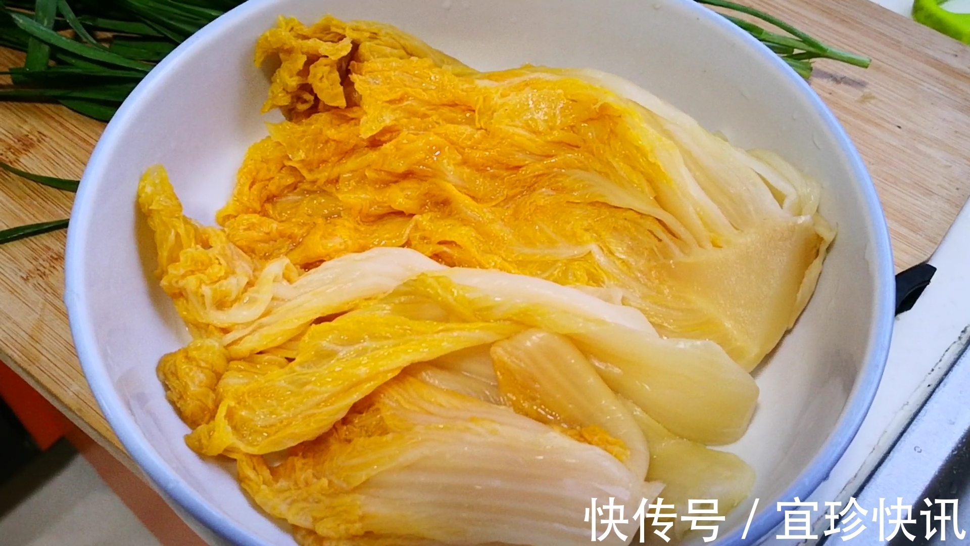 腌酸菜时，最忌直加盐腌，多加1步，酸香味浓郁，放1年都不坏！