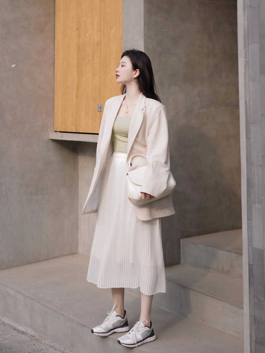 搭配|秋天穿衣要风度也要温度，这条裙子保暖又时尚，穿出了时髦感