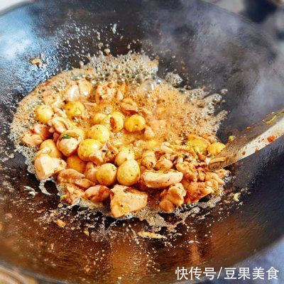 这道鹌鹑蛋烧鸡腿肉比大厨做的还好吃