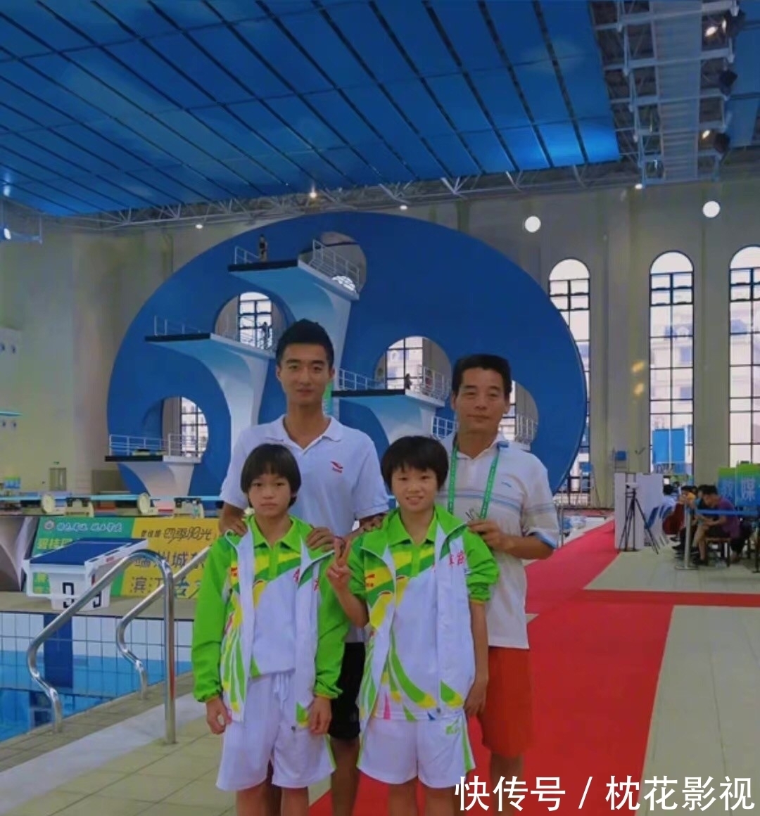 亮色|全红婵小时候旧照曝光!化妆后像“换脸”,涂口红戴红头花也爱美