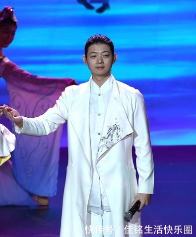 中国红@最美不过“中国红”，霍尊国风外套显气势，真是“国风美男子”！