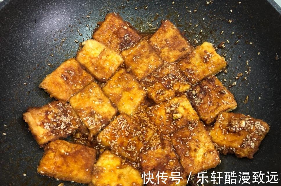 煎豆腐|比烧烤还好吃的香煎孜然豆腐，鲜香入味老简单了，完胜夜市路边摊