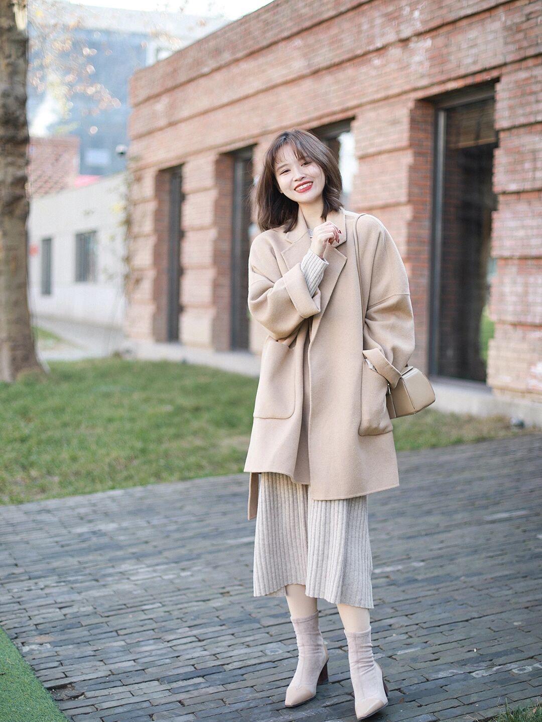 大衣 冬日氛围感穿搭指南,姜黄色大衣配白色阔腿裤,慵懒又随性!