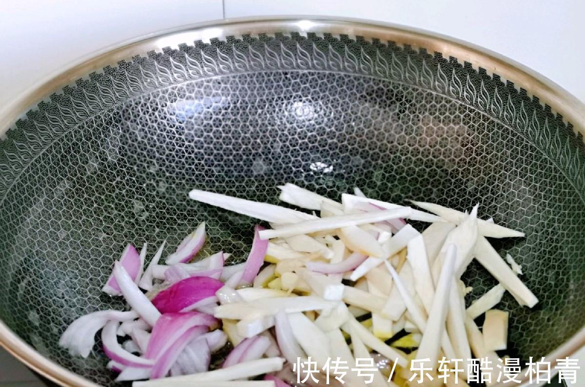 降血脂|杏鲍菇这样做，大人孩子都爱吃，加入鱿鱼一起炒，味道更加鲜美