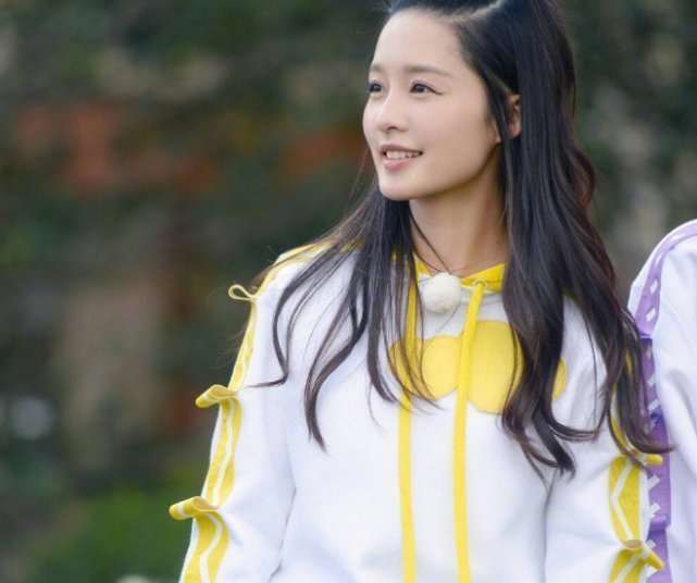 还记得李沁参加《跑男》时,邓超如何介绍她吗一句话成“神预言”