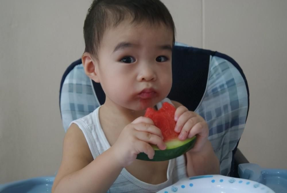 催熟|孩子在被“催熟”零食影响,这些零食上了“黑名单”,家长要注意