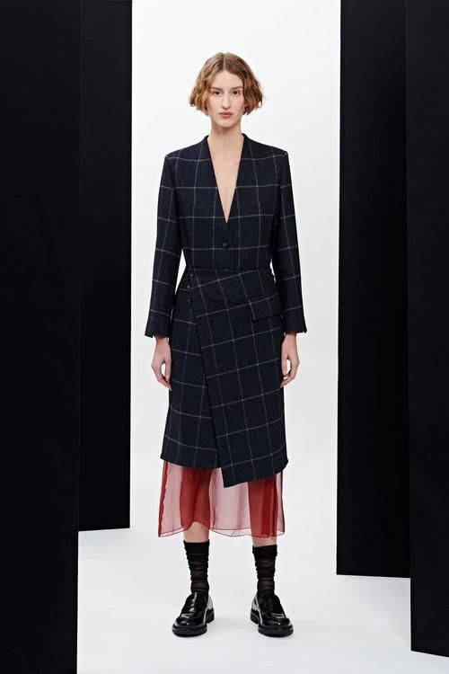 春天的穿搭，如何彰显女性的魅力？单品与颜色搭配缺一不可！