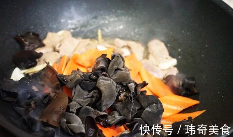 木耳|这猪肝只要烹饪的方式对了,吃起来一点也不腥,还很入味