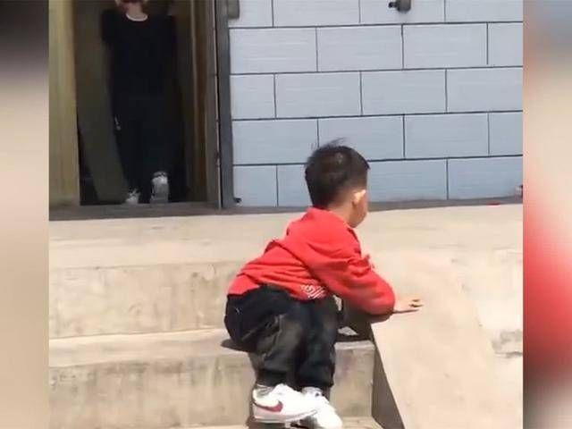 儿子|自从去了奶奶家,瞧到儿子在院子里晒太阳的画风,妈妈笑喷了