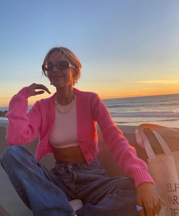 博主|博主Brit Harvey拥有健康的小麦色 用明亮色彩来点亮穿搭的活力 ?