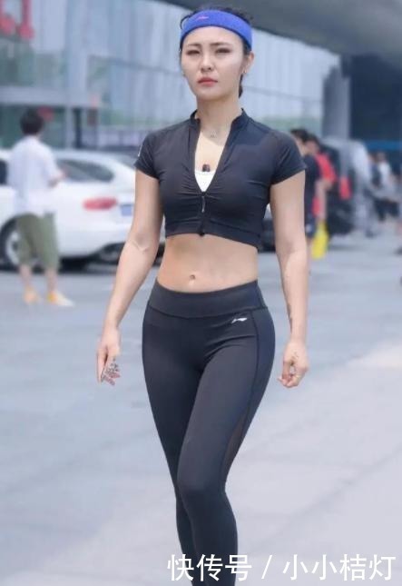 搭配 打底裤这样搭配,展现青春色彩,充满奢华复古气息