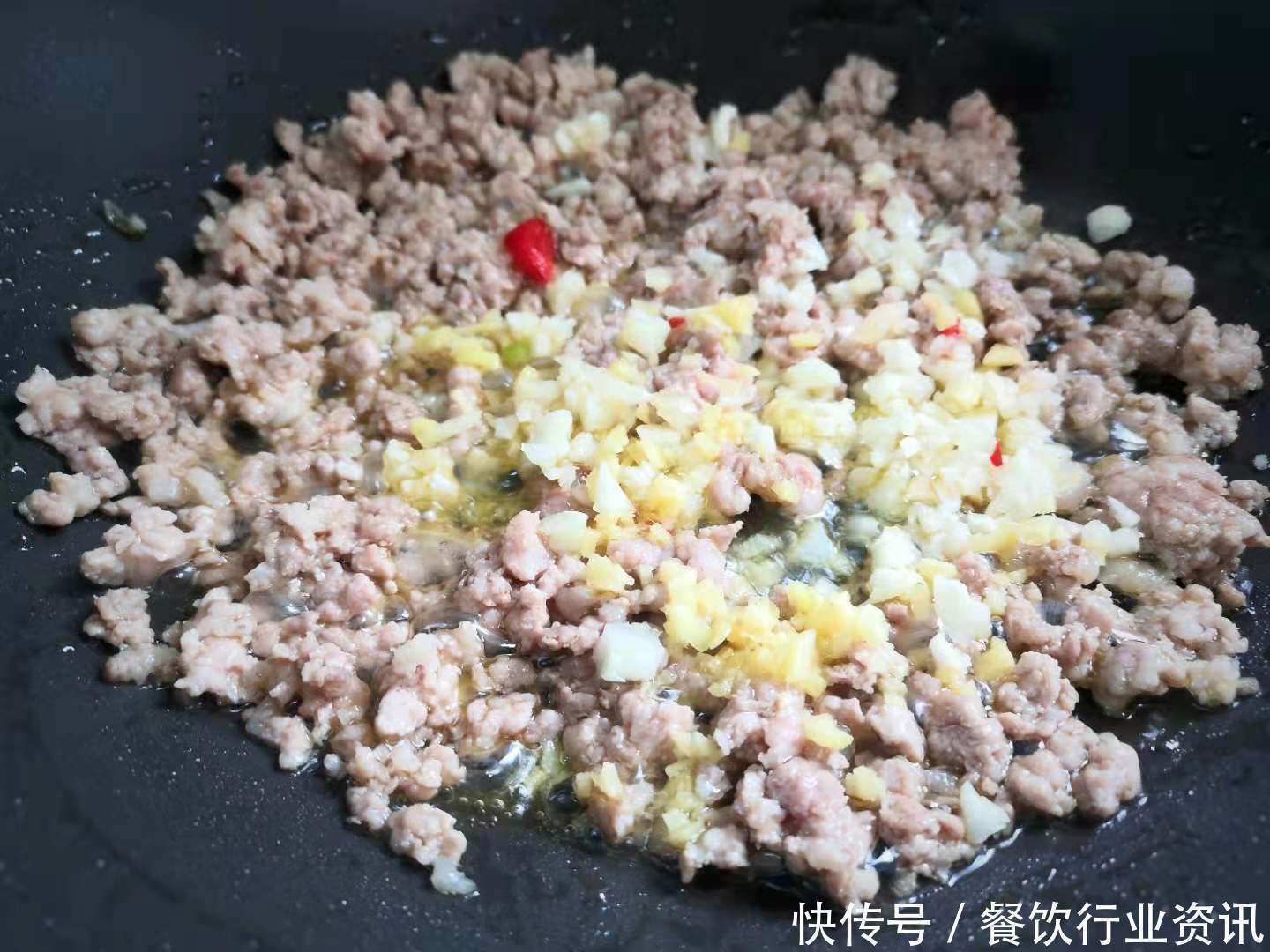 肉末蒸茄子|大热天,儿子最馋这菜,蒸一蒸10分钟出锅,开胃下饭,好吃不贵