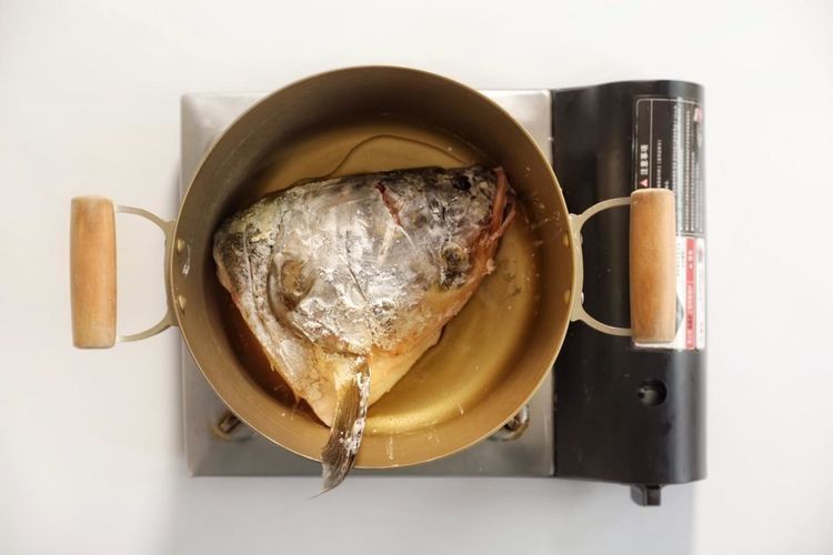 一个鱼头加一块豆腐这样一锅炖，很多人吃了都会上头，太下饭了