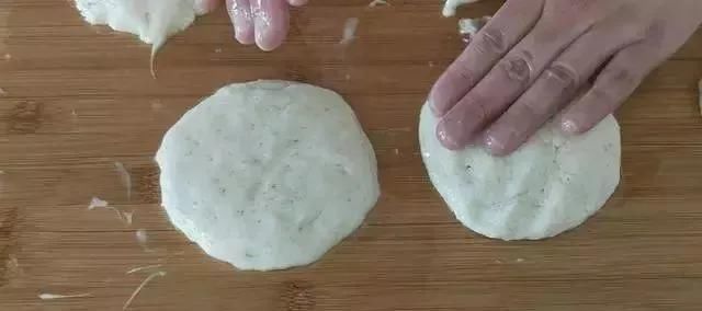 筷子|早餐饼的新吃法，不揉面不擀面，筷子一搅，比包子油条好吃，真香