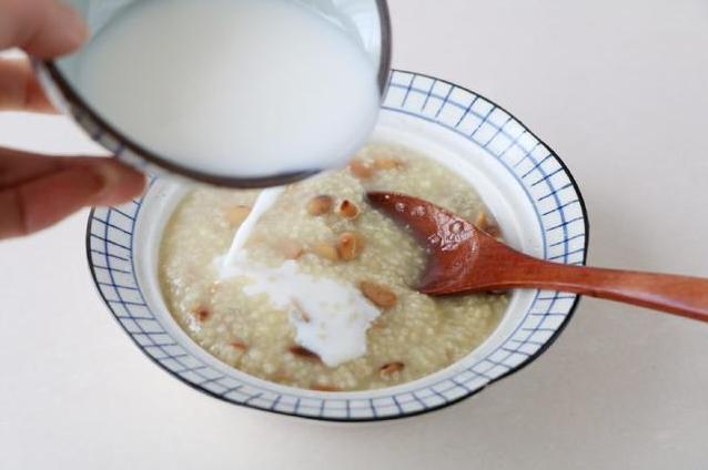 燕麦|小米怎么烹饪有创意又有营养水果燕麦不能少,老人小孩都合适