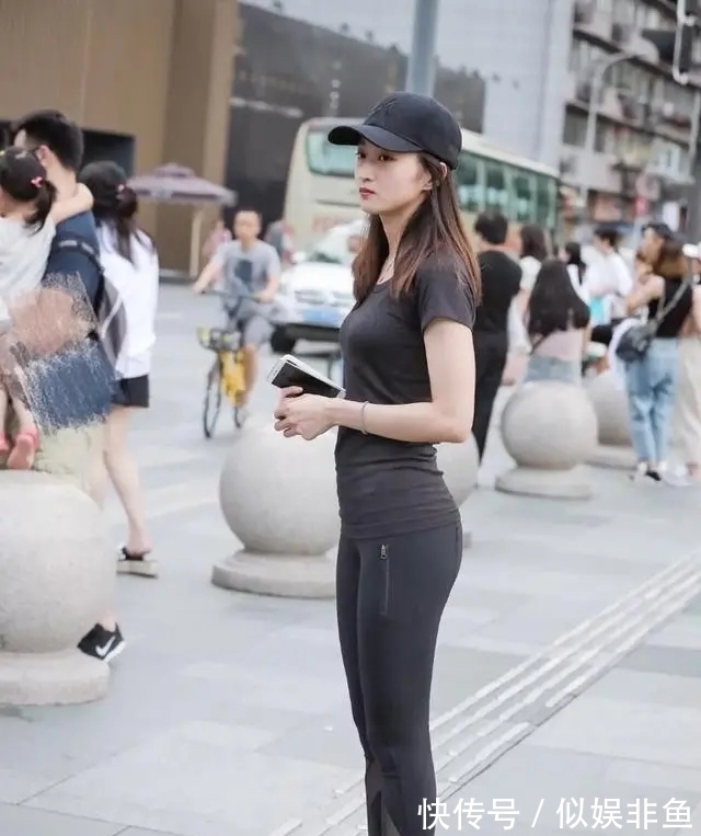 紧身底裤 紧身底裤怎么穿都别有一番风味,这样的搭配方式显得十分完美