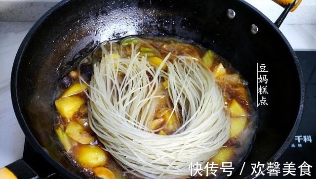 粉条|饭店里的招牌菜，土豆炖粉条的做法，又香又软糯，老少孩子都喜欢