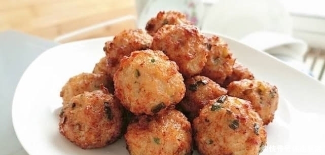 过年炸肉丸有诀窍，除了面粉，此物也要放，不然丸子不酥脆不好吃