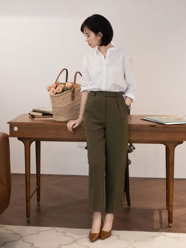 衬衫|33岁的女性如何穿衬衫才时髦?搭配上牛仔裤和蓝色西装裤,超好看