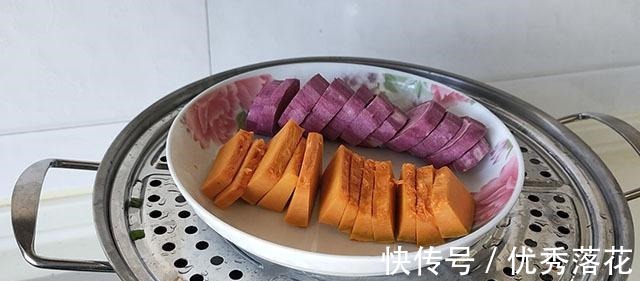 紫薯|馒头别做老一套，这几样蒸熟加在面粉里，营养又好看，孩子好喜欢！