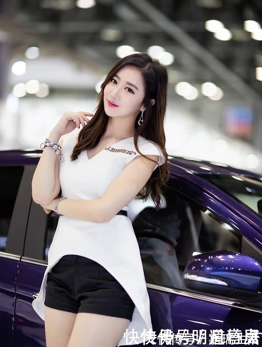 时尚|性感时尚的白色服饰搭配,将美女车模展现的妩媚性感迷人