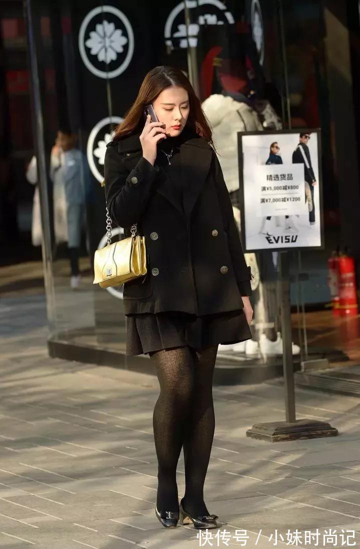 街拍 街拍:穿黑裙的女生从内到外散发出成熟女性的迷人气质