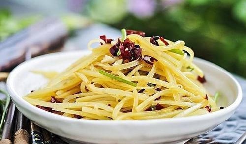 炒土豆丝,学会这三招,土豆丝爽脆不粘锅,很多人还不知道