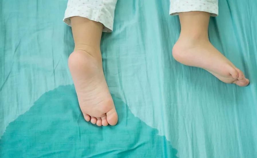 父母|孩子上了小学还尿床?父母不要轻易发火,这样处理才是对的