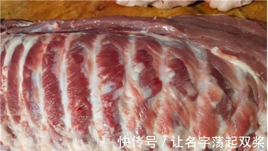 买排骨时,选“肉多”还是“肉少”的好?老板娘无意透露了底