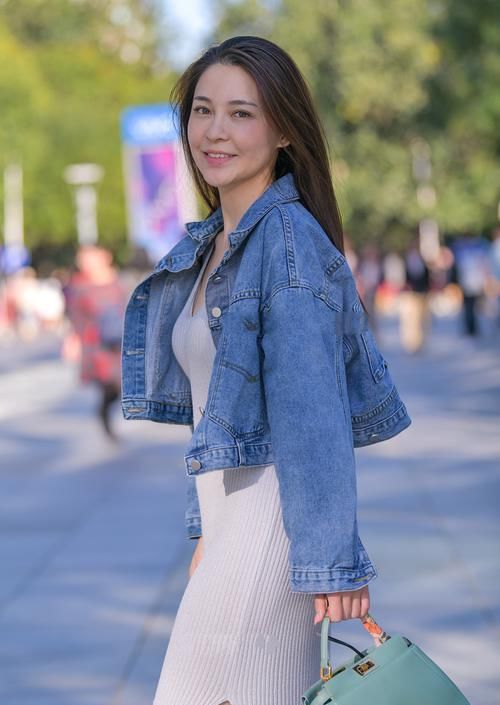 手提包|无袖针织连衣裙，穿起来温婉时尚，尤其是灰色的裙子