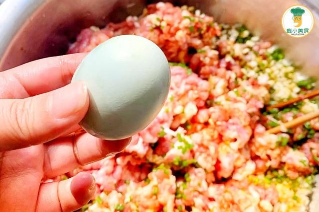 做青椒酿肉，谨记“二拌一塞一油炸”，咸香肉酥，椒皮油糯