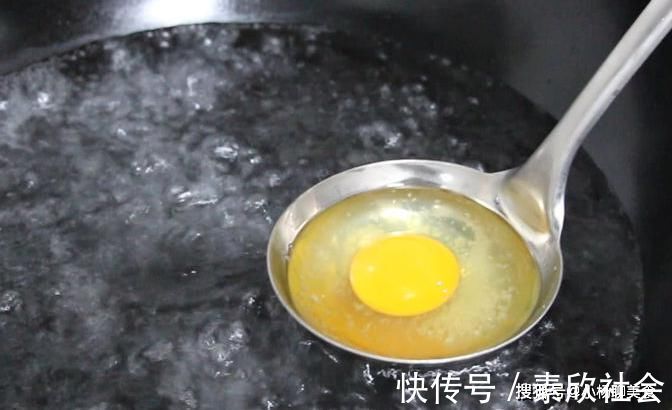 水煮蛋|做水煮荷包蛋,别急着水开下锅,多加这一步,鸡蛋嫩滑不散花