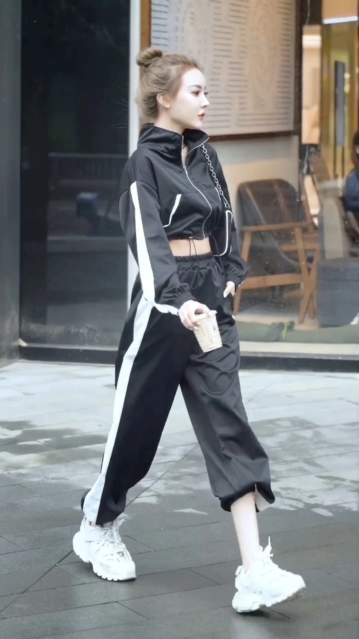 街拍酷女孩儿的日常穿搭,一个聪明的小动作,轻松秀出大长腿