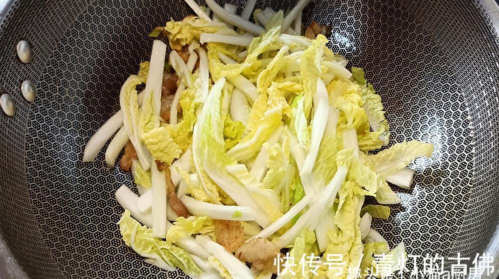 白菜和干豆腐热乎乎地的炖一锅,吃完浑身暖和,上桌连汤汁都不剩