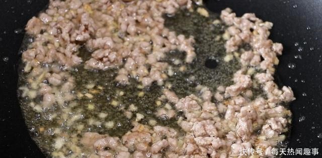 1根茄子,一块猪肉,这是茄子肉末焖面的做法,真好吃